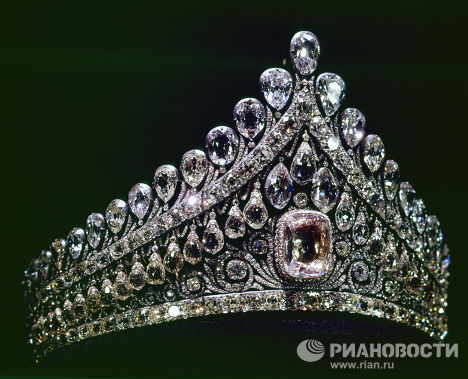 Le Fonds des Diamants russe abrite une partie des bijoux de la dynastie des Romanov, notamment le diadème de diamants de l'impératrice Elisabeth Alexeïevna, l'épouse de l'empereur Alexandre Ier. 