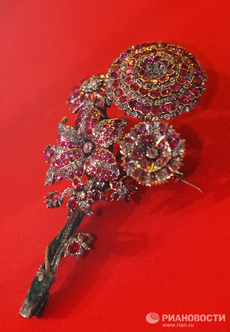 Une broche en forme de bouquet de fleurs (vers 1750-1770) de la collection de la famille impériale russe.<br /><br /><br />