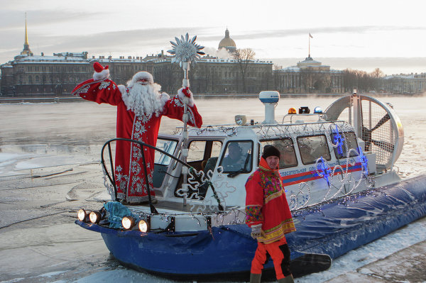 Le Père Gel (Père Noël russe) est solennellement arrivé le 22 décembre dans la ville russe de Saint-Pétersbourg. <br /><br />