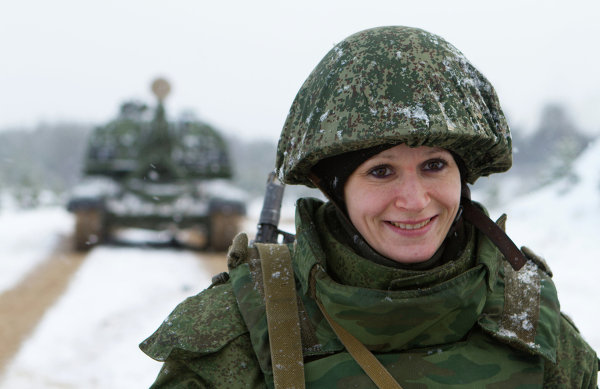 En Russie, les femmes peuvent, si elles le désirent, s'engager sous les drapeaux. Le plus souvent elles font partie du personnel civil ou s'engagent sous contrat.