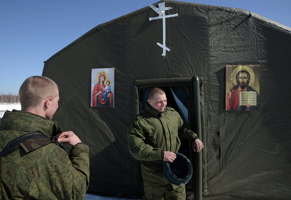 Des exercices d'aumôniers militaires ont débuté lundi à l'école des Troupes aéroportées de Riazan portant le nom du général Marguélov. Les prêtres se sont entraînés à ranger leurs parachutes et à réaliser des séquences d'un saut en parachute.