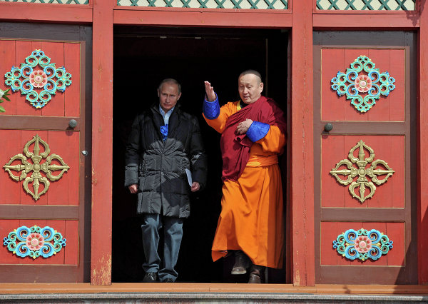 Le 11 avril, le chef du Kremlin Vladimir Poutine a visité le Datsan d'Ivolguinsk (Bouriatie; Sibérie orientale), principal centre spirituel des bouddhistes russes.